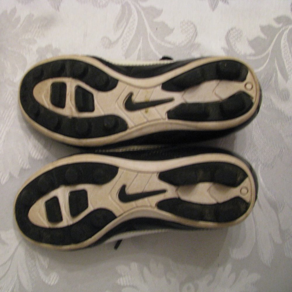 Nike black child kid soccer baseball cleats 11C sports athletic gym - Picture 6 of 7